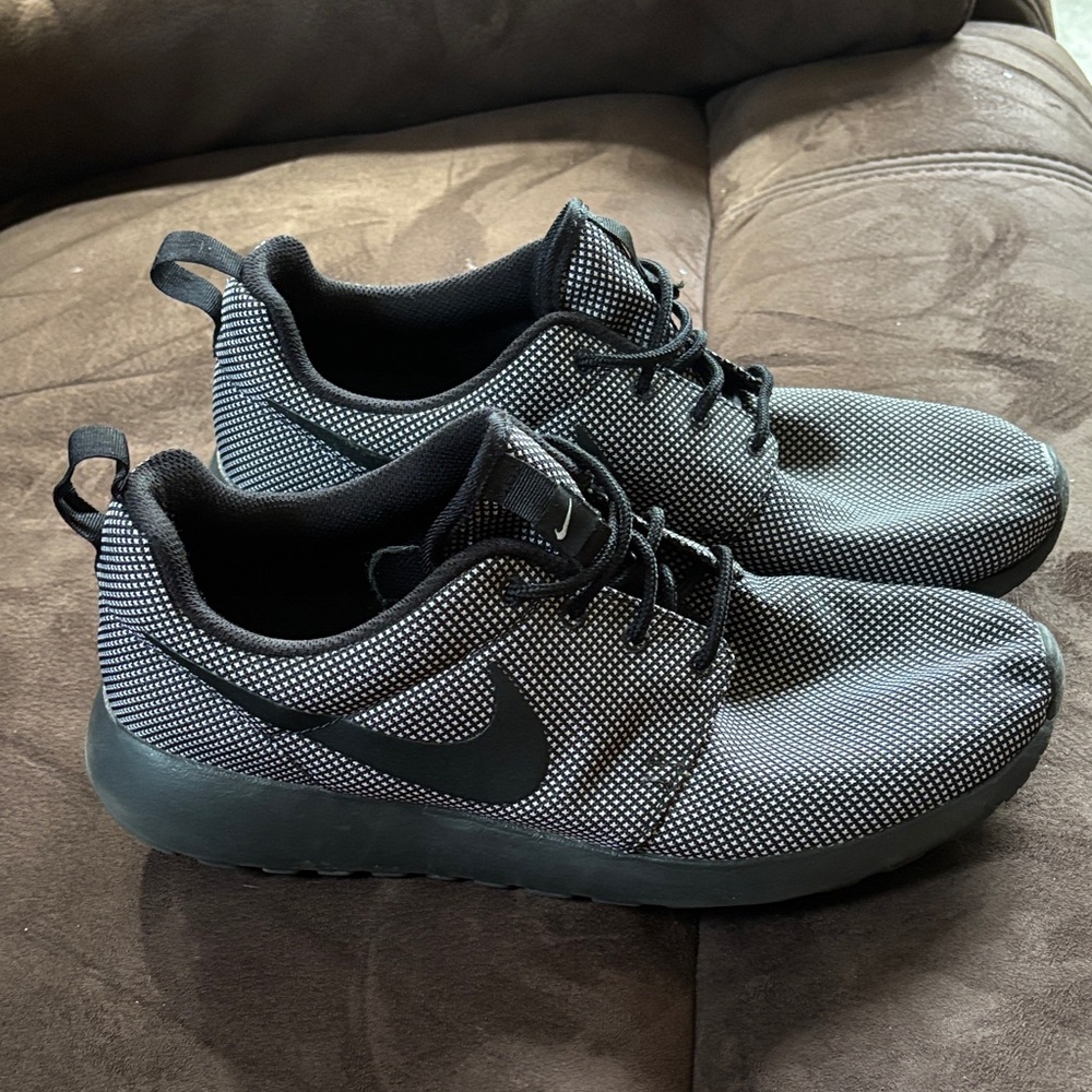 Nike Men's Black and White Mesh Sneakers